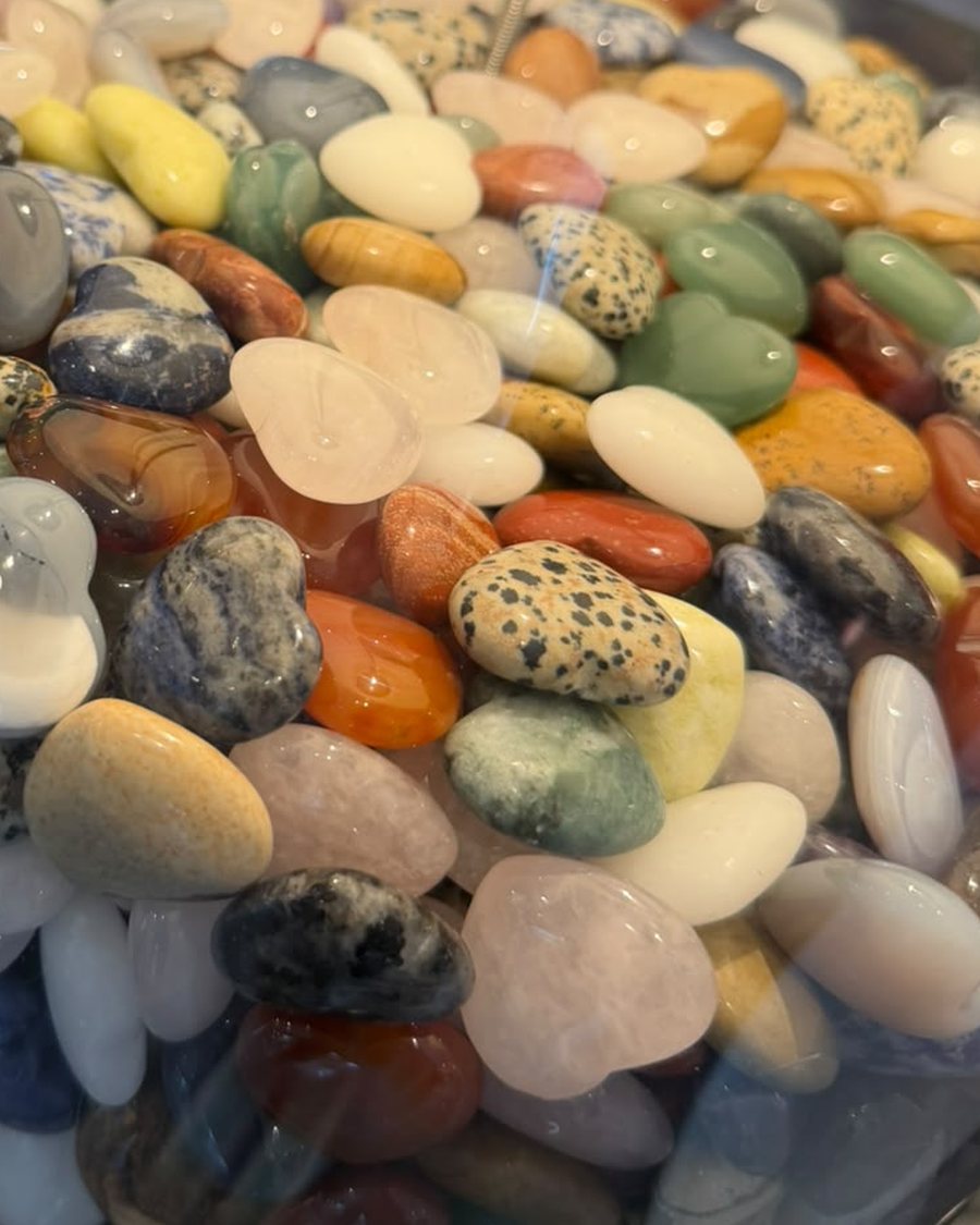 ქვის გულები აპარატში / Gemstone hearts inside the machine